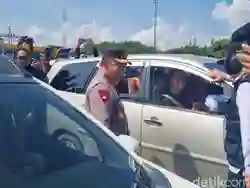 Kapolri Sapa Pemudik dan Bagikan Bingkisan di Tol Kalikangkung